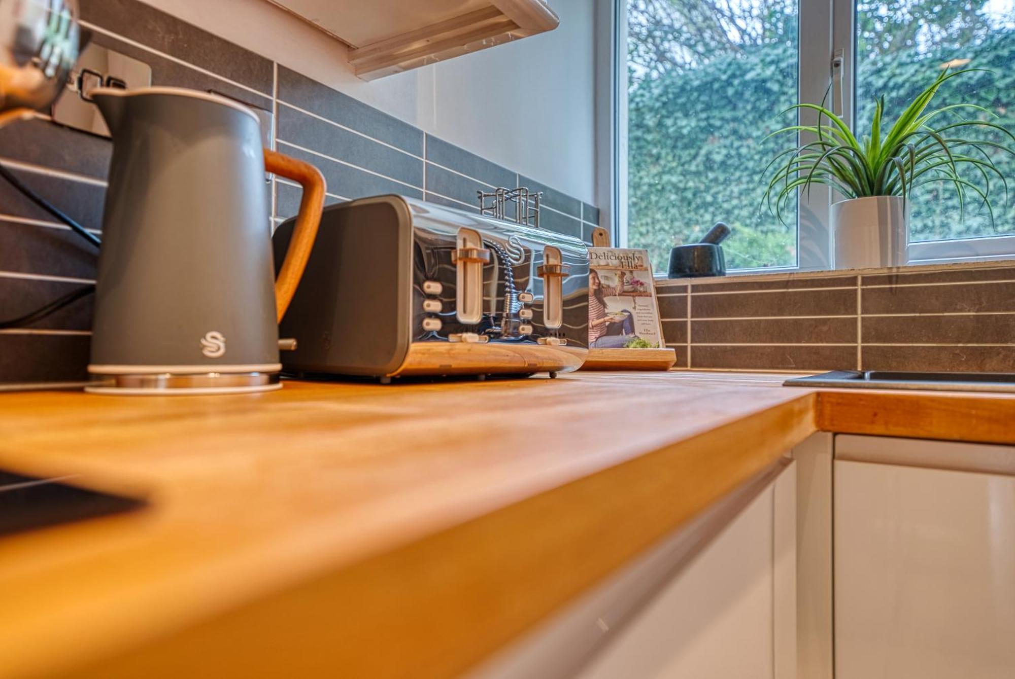 2 Bedroom Stylish Spacious Apt, Sleeps 6, Central Cheltenham, With Free Parking - By Blue Puffin Stays Exteriér fotografie